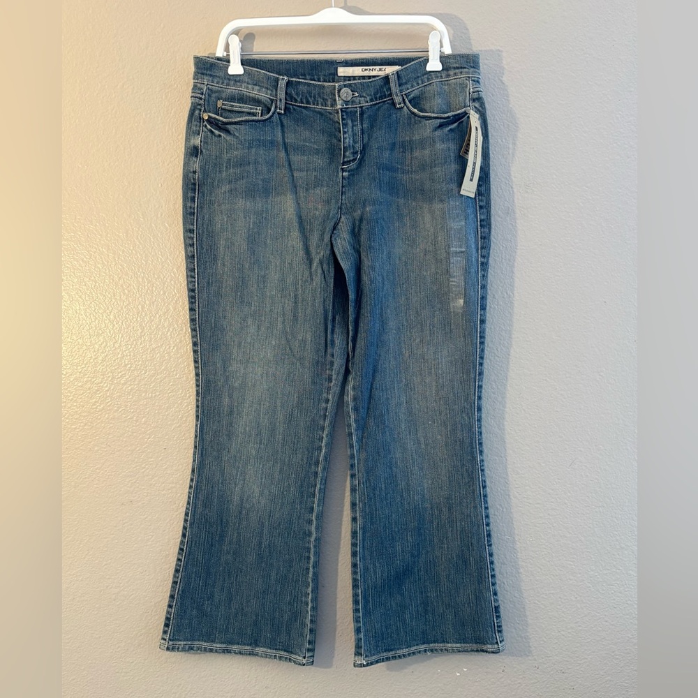 DKNY NWT SOHO Women’s Jeans Mid-rise Bootcut Stretch Light Wash Sz 14P